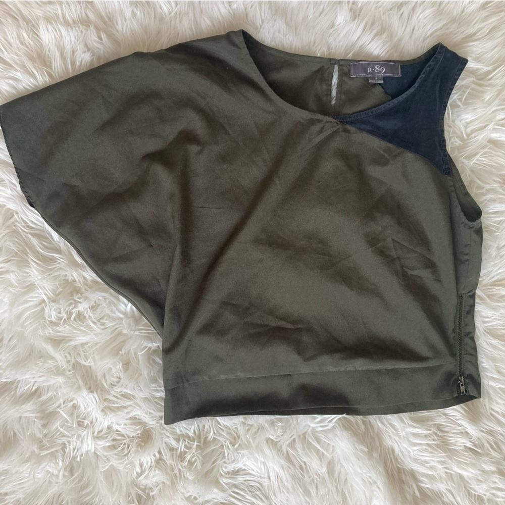 84- R 89 Asymmetrical Flowy Top w/ Zip Detail